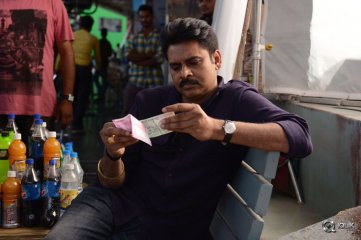 Powerstar Pawan Kalyan Examining Rs 100 2000 Notes